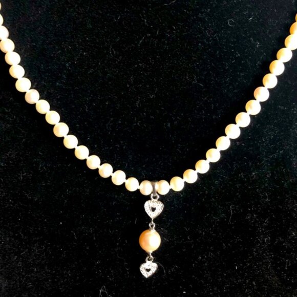 Elegant Vintage Pearl Necklace with Heart Accents - Picture 3 of 4